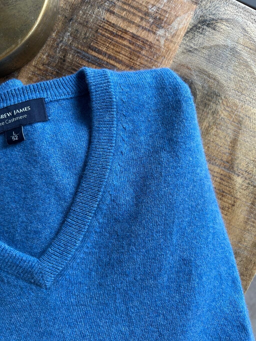 Blauer V-Ausschnitt-Pullover aus Kaschmir, klassisch geschnitten.