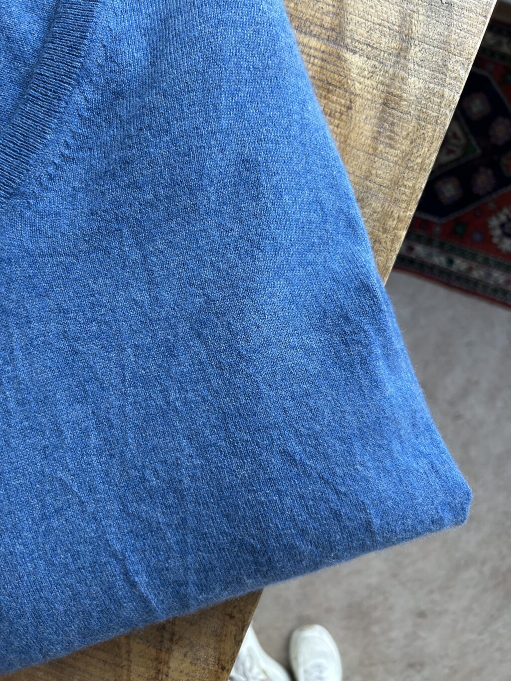 Blauer V-Ausschnitt-Pullover aus Kaschmir, klassisch geschnitten.