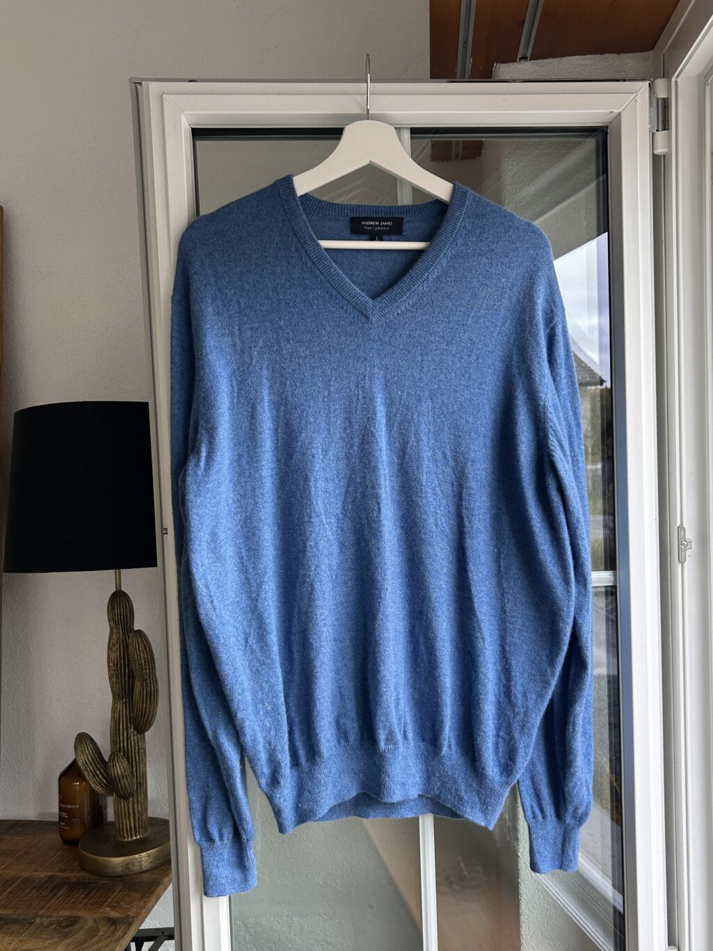 Blauer V-Ausschnitt-Pullover aus Kaschmir, klassisch geschnitten.