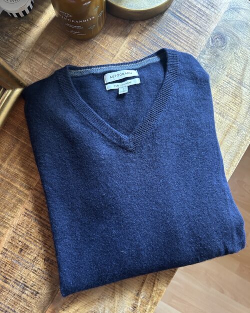 Dunkelblauer V-Ausschnitt-Pullover aus reinem Kaschmir, weich und elegant f&uuml;r vielseitige Styling-Optionen.