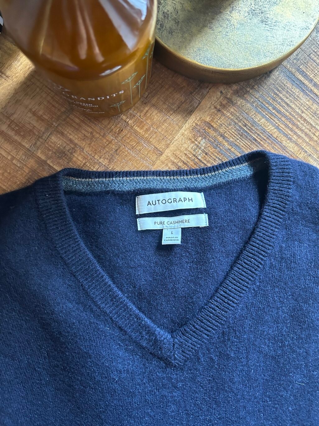 Dunkelblauer V-Ausschnitt-Pullover aus reinem Kaschmir, weich und elegant f&uuml;r vielseitige Styling-Optionen.