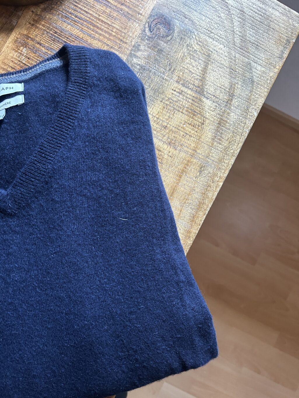 Dunkelblauer V-Ausschnitt-Pullover aus reinem Kaschmir, weich und elegant f&uuml;r vielseitige Styling-Optionen.