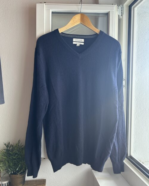 Dunkelblauer V-Ausschnitt-Pullover aus reinem Kaschmir, weich und elegant f&uuml;r vielseitige Styling-Optionen.