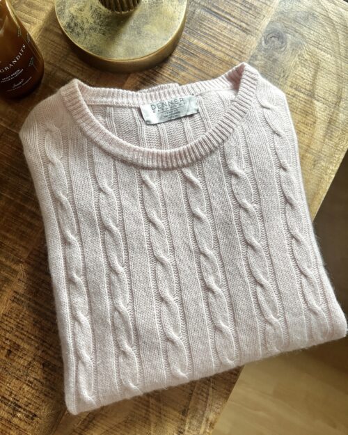 denner-100-cashmere-pullover-gr-l Rosa Pullover aus 100% Cashmere mit Zopfmuster und Rundhalsausschnitt. Weiches Material für optimalen Tragekomfort.