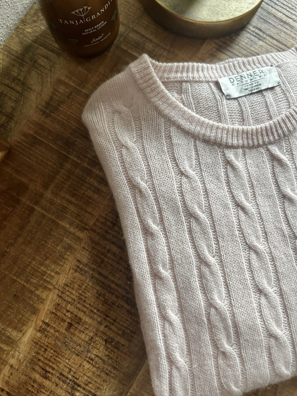 Rosa Pullover aus 100% Cashmere mit Zopfmuster und Rundhalsausschnitt. Weiches Material f&uuml;r optimalen Tragekomfort.