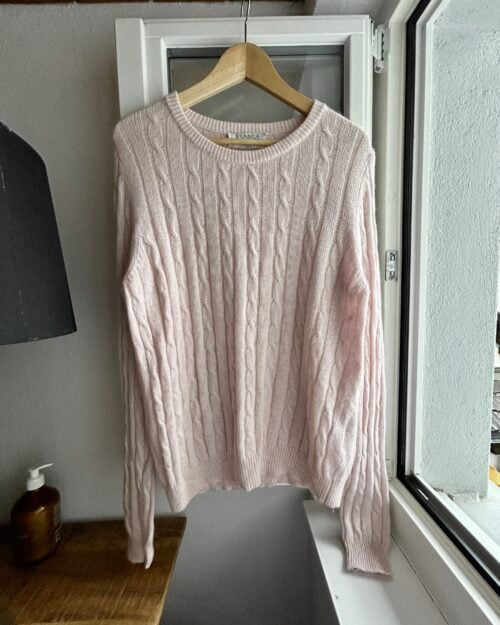 Rosa Pullover aus 100% Cashmere mit Zopfmuster und Rundhalsausschnitt. Weiches Material für optimalen Tragekomfort.
