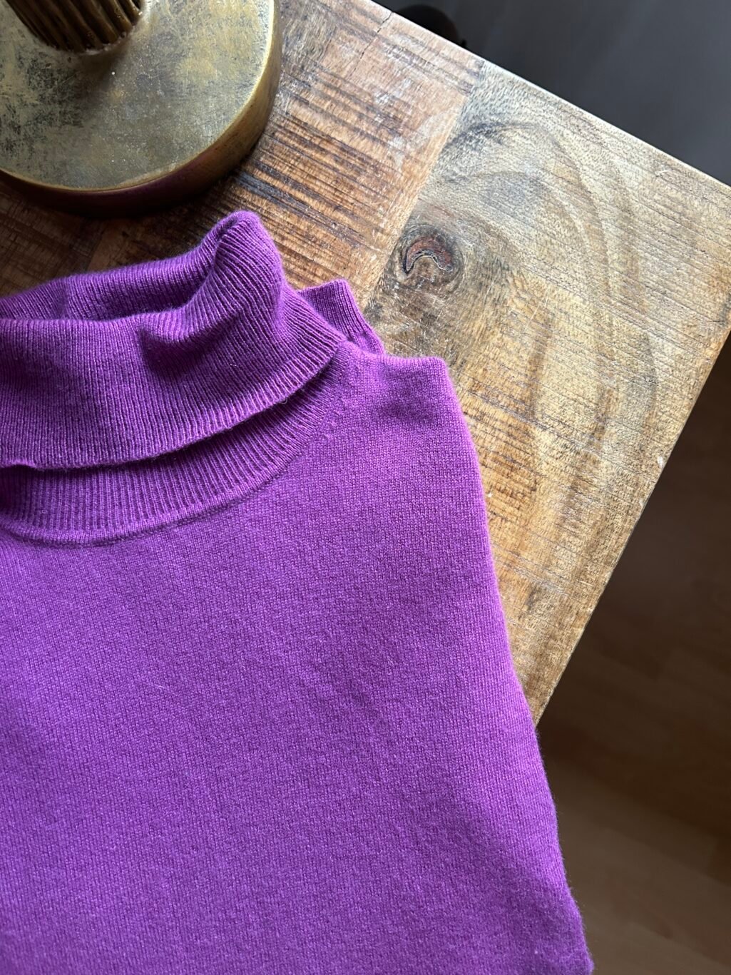 Lila Rollkragenpullover aus 100% Kaschmir. Weiche Textur, klassischer Stil. Ideal f&uuml;r k&uuml;hle Tage.