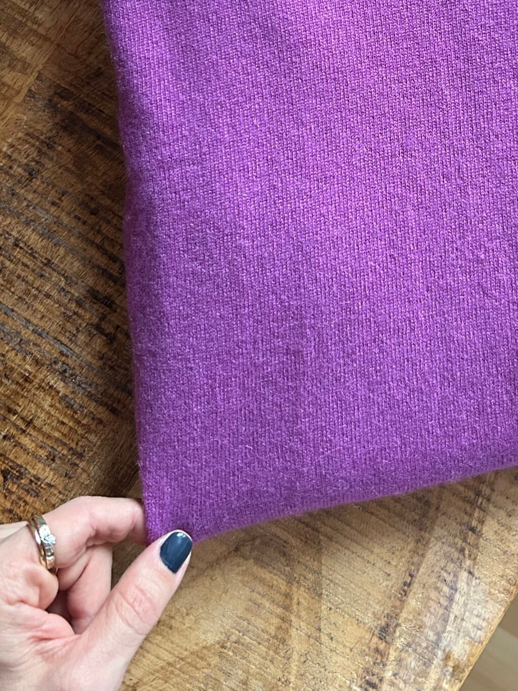 Lila Rollkragenpullover aus 100% Kaschmir. Weiche Textur, klassischer Stil. Ideal f&uuml;r k&uuml;hle Tage.