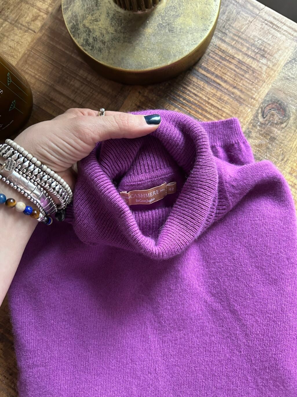 Lila Rollkragenpullover aus 100% Kaschmir. Weiche Textur, klassischer Stil. Ideal f&uuml;r k&uuml;hle Tage.