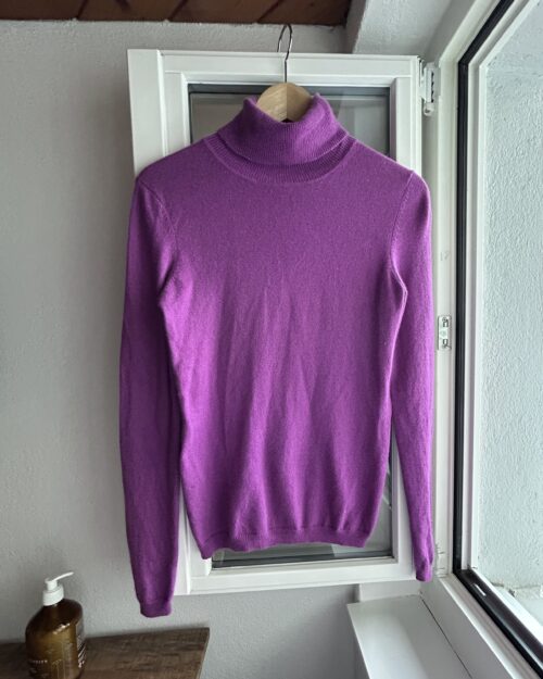Lila Rollkragenpullover aus 100% Kaschmir. Weiche Textur, klassischer Stil. Ideal für kühle Tage.