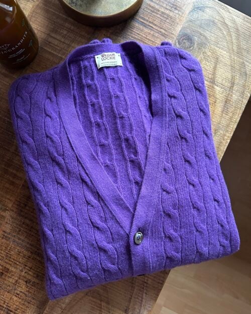 Lila Strick-Cardigan aus 100% Kaschmir mit Zopfmuster.