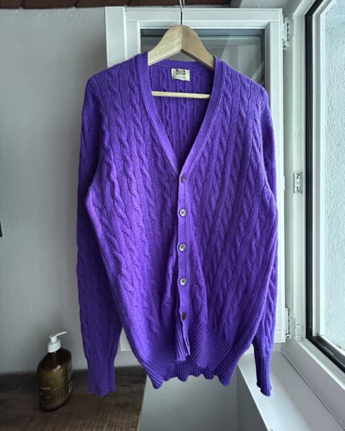 Lila Strick-Cardigan aus 100% Kaschmir mit Zopfmuster.