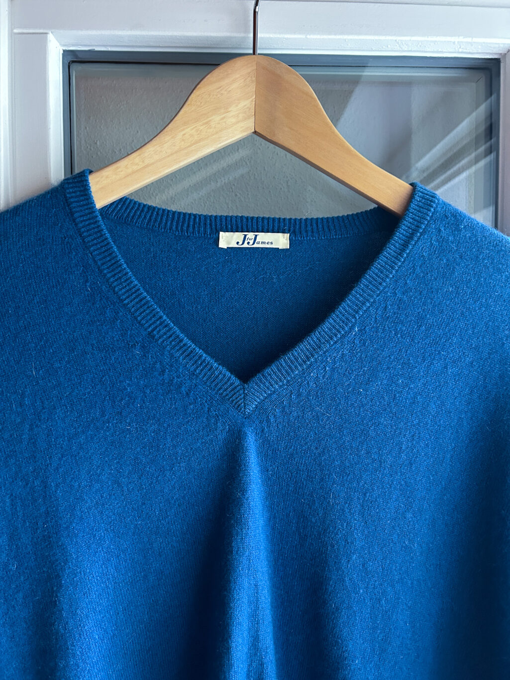 J for James Cashmere-Pullover aus 100 % Cashmere in Blau mit V-Neck f&uuml;r Herren, secondhand