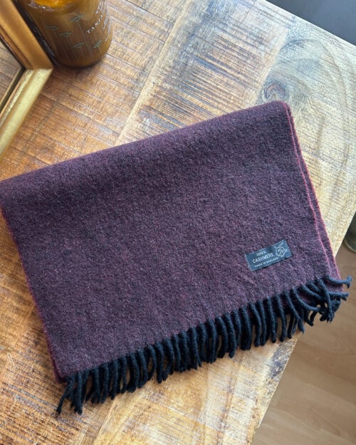 cashmere schal made in england preloved secondhand-1 Preloved Kaschmir Schal in Burgundy, Made in England, gefaltet auf Holztisch.