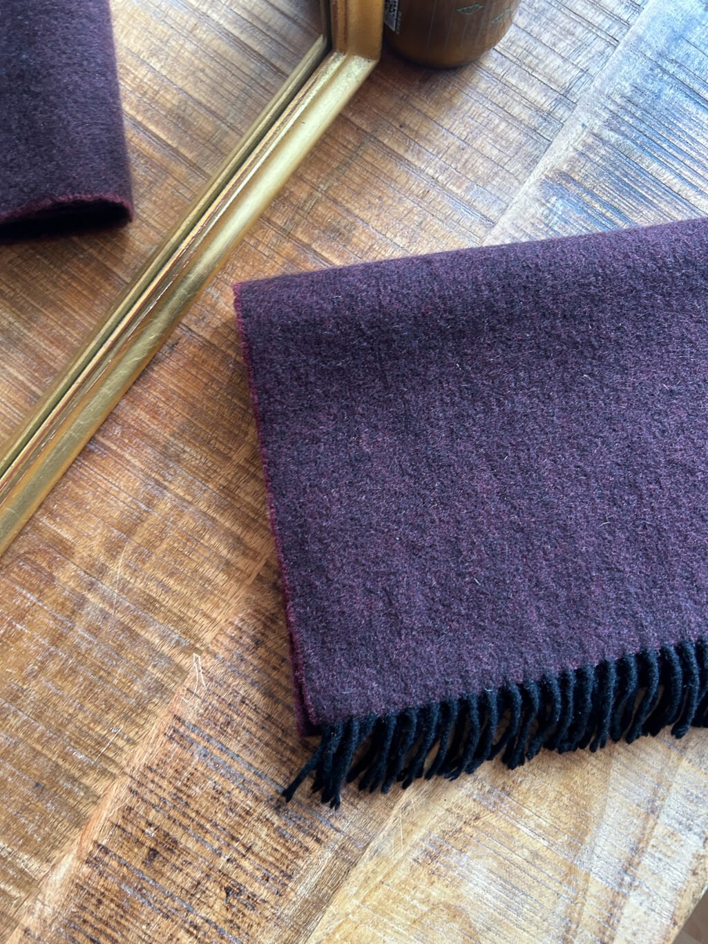Preloved Kaschmir Schal in Burgundy, Made in England, gefaltet auf Holztisch.