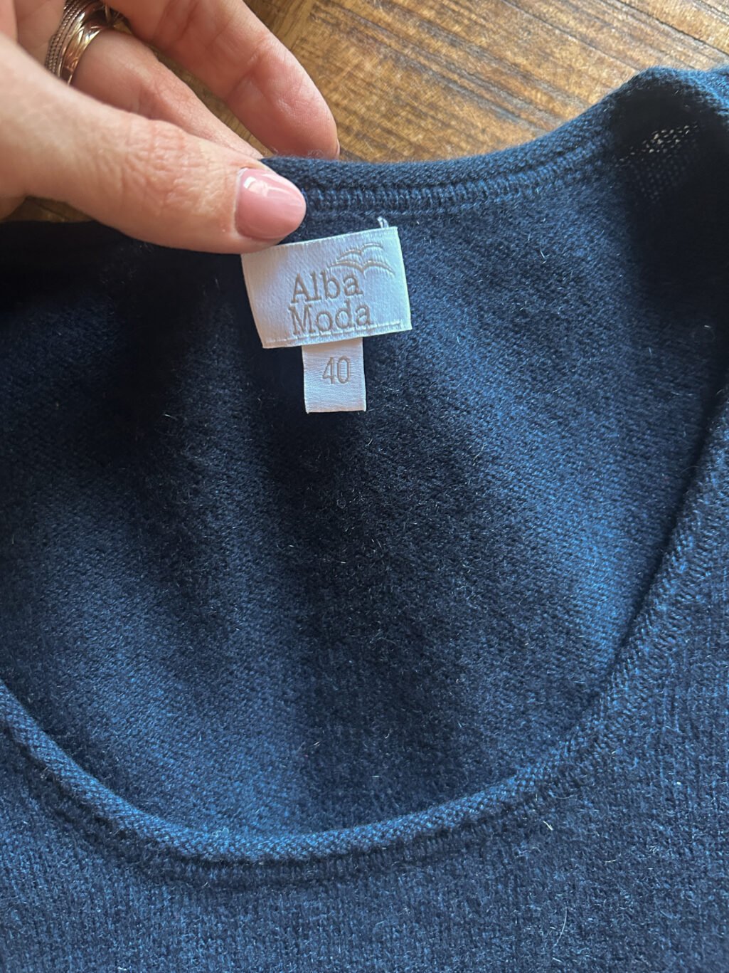 Alba Moda preloved Cashmere Pullover in Blau. Gefaltet auf Holztisch.