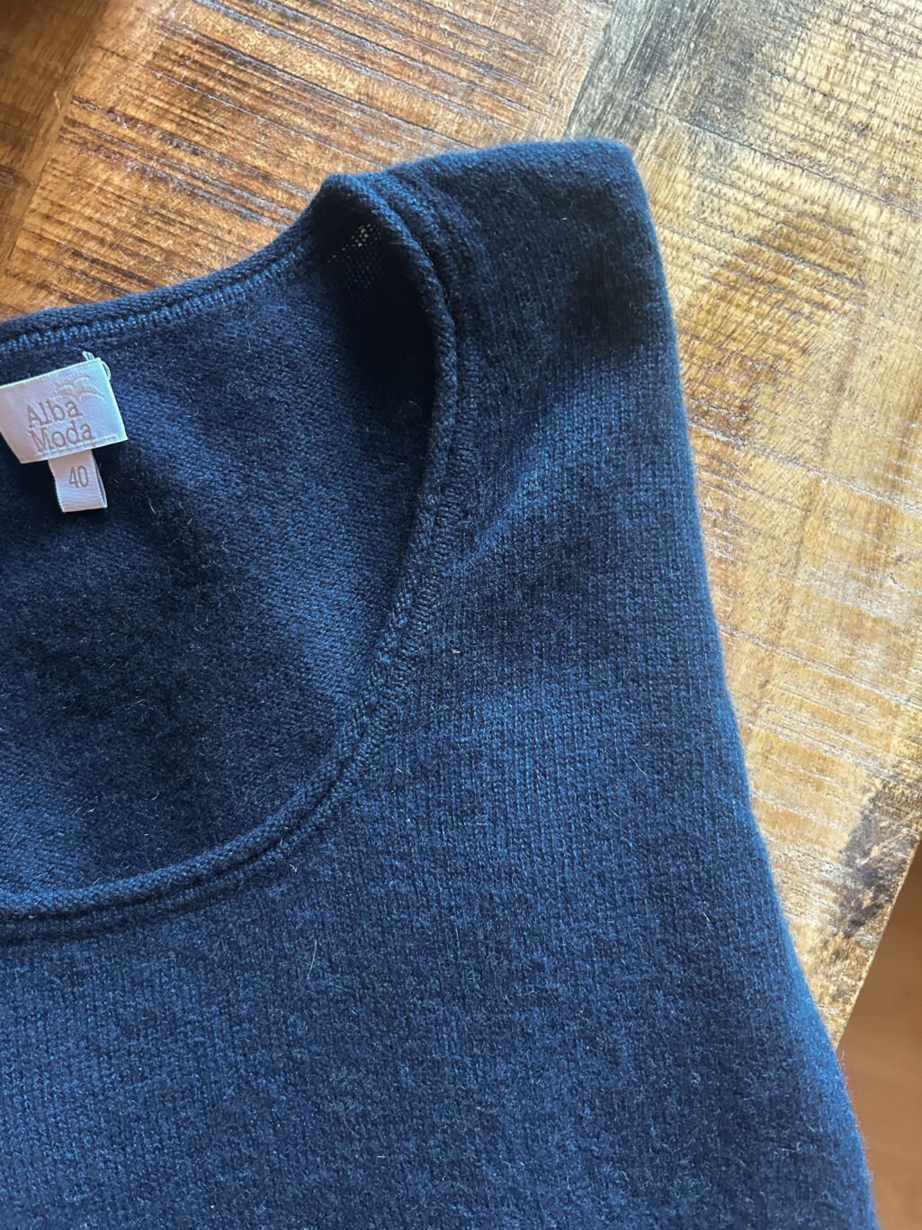 Alba Moda preloved Cashmere Pullover in Blau. Gefaltet auf Holztisch.