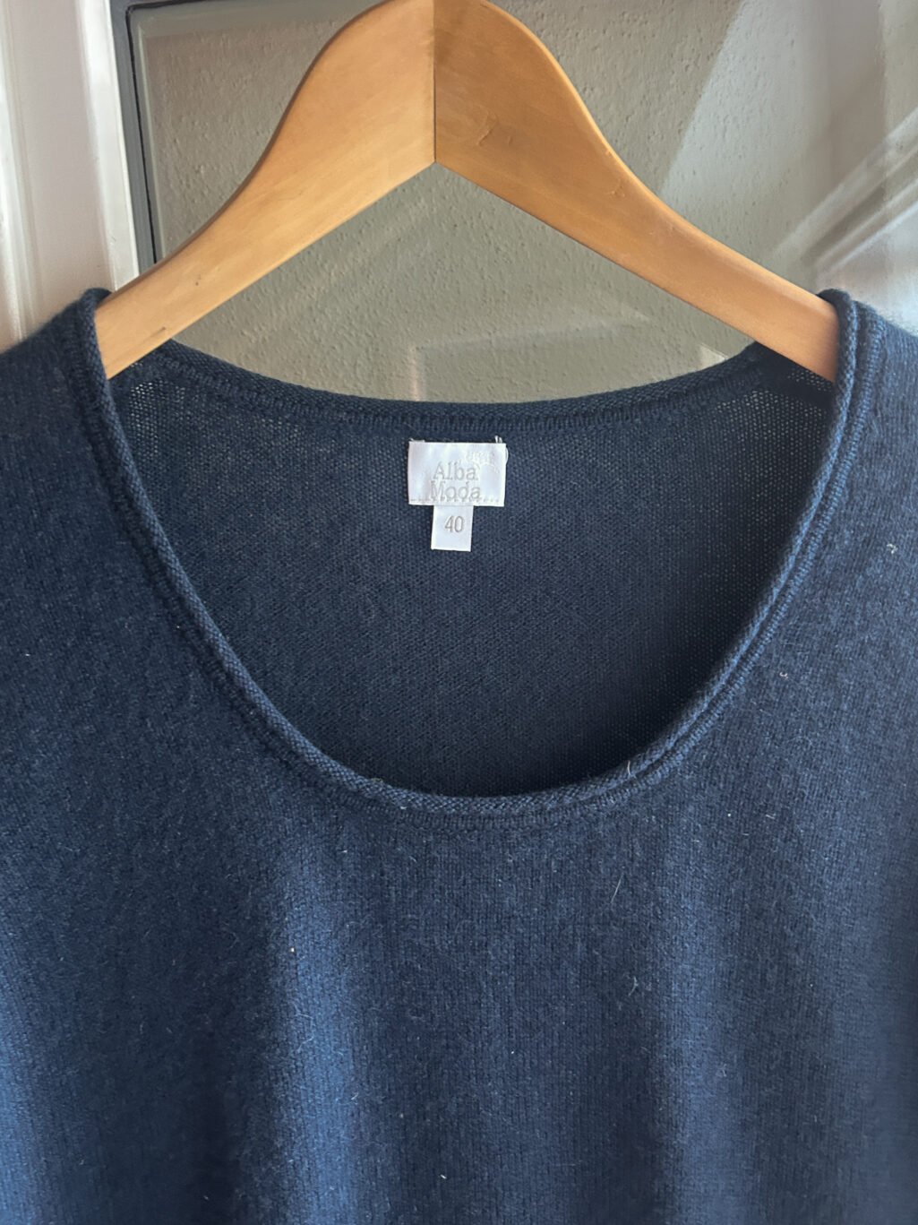 Alba Moda preloved Cashmere Pullover in Blau. Aufgeh&auml;ngt an Kleiderb&uuml;gel.