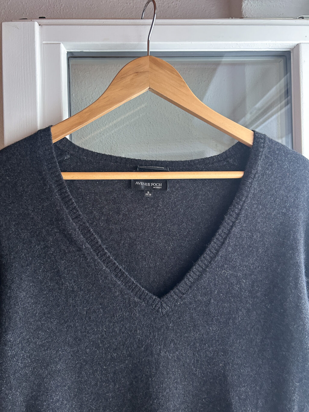 Avenue Foch Cashmere Pullover in Dunkelgrau mit V-Neck. Preloved h&auml;ngend an Kleiderb&uuml;gel.