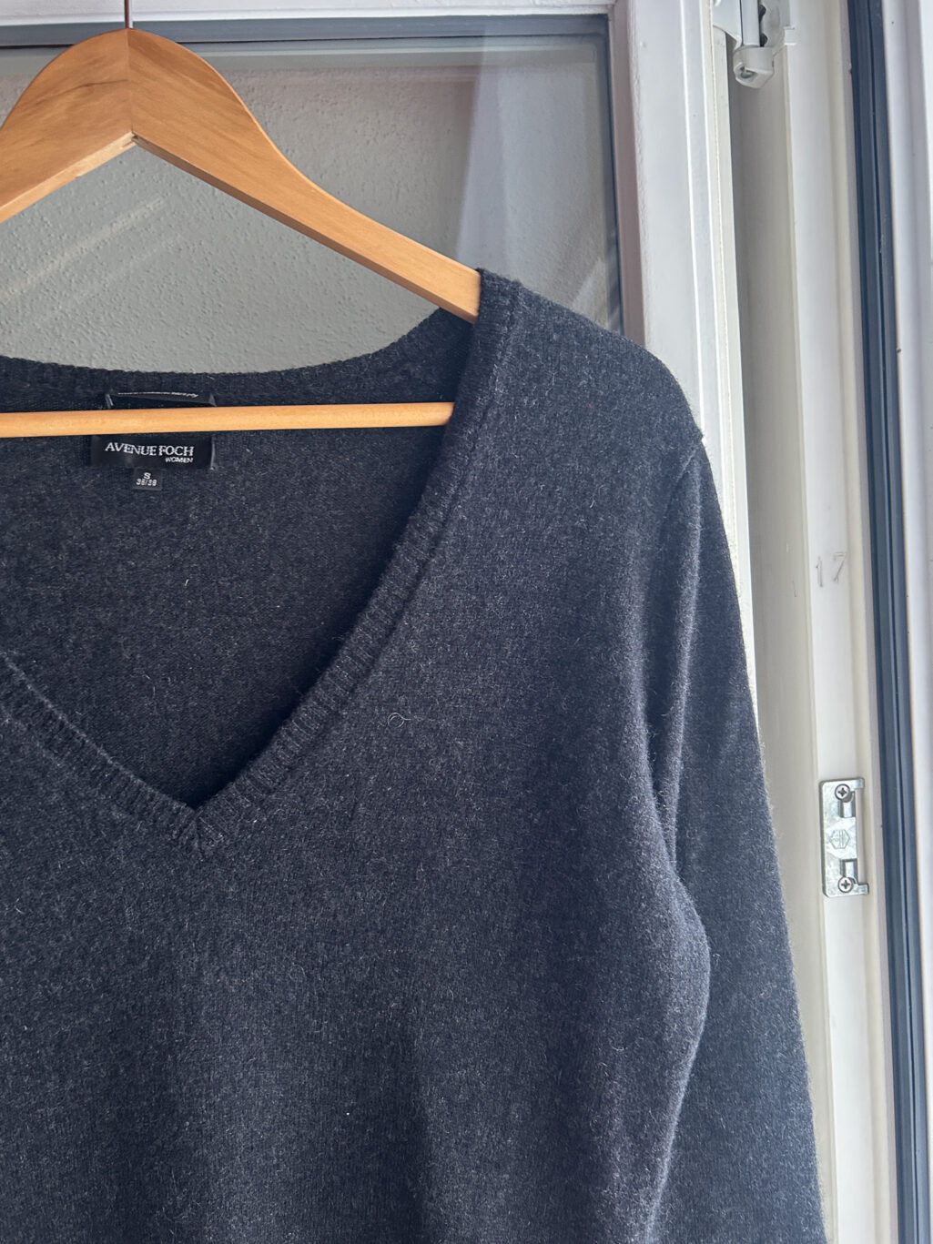Avenue Foch Cashmere Pullover in Dunkelgrau mit V-Neck. Preloved h&auml;ngend an Kleiderb&uuml;gel.