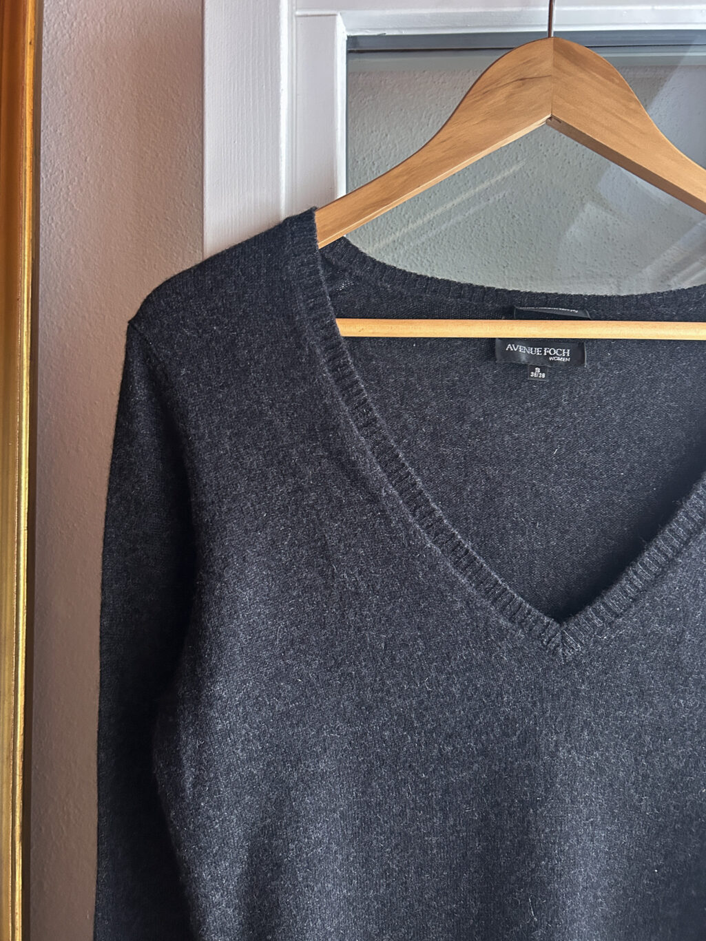 Avenue Foch Cashmere Pullover in Dunkelgrau mit V-Neck. Preloved h&auml;ngend an Kleiderb&uuml;gel.