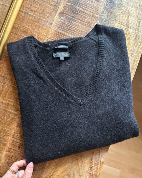 Avenue Foch Cashmere Pullover in Dunkelgrau mit V-Neck. Preloved gefaltet auf Holztisch.