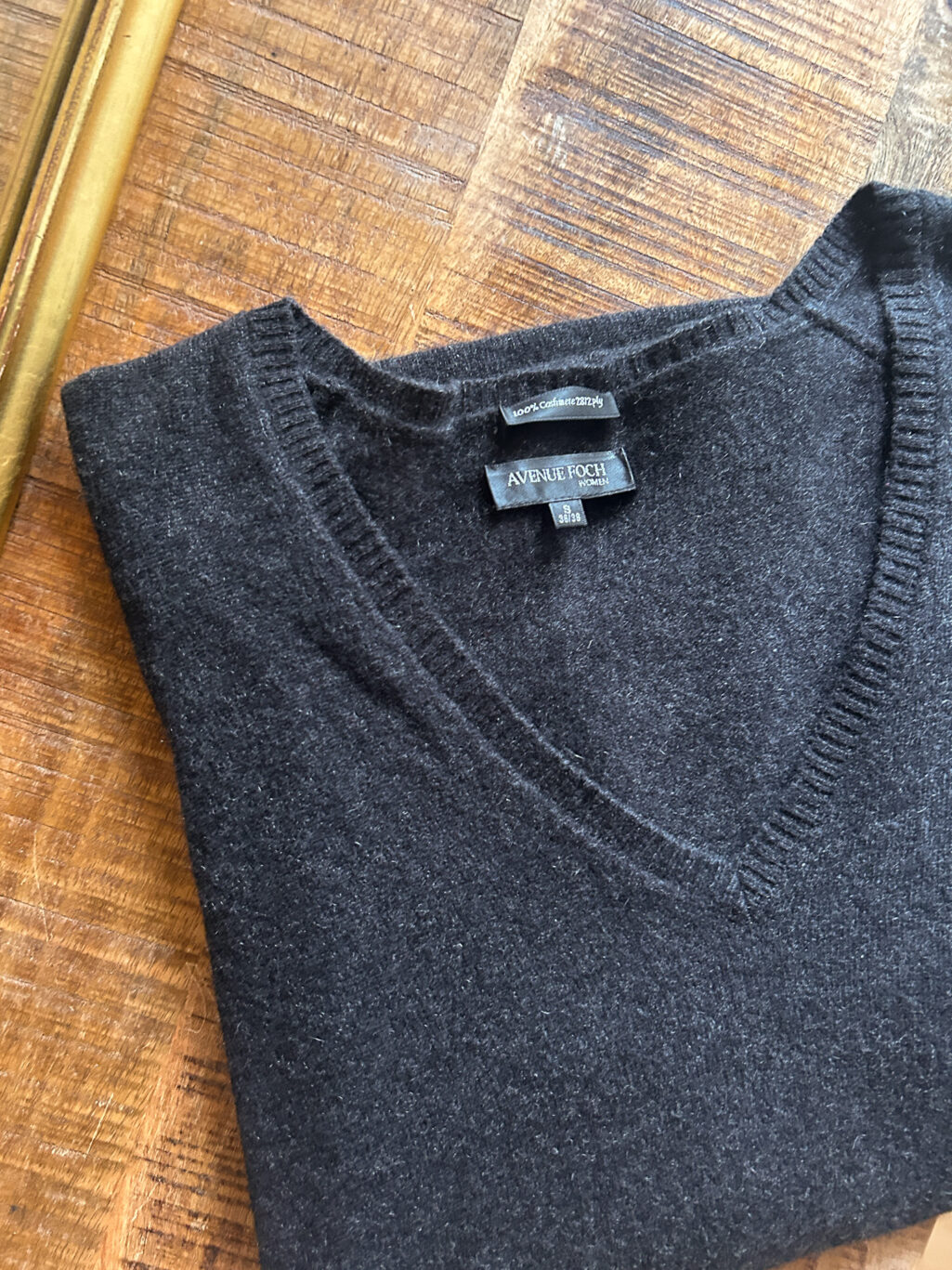 Avenue Foch Cashmere Pullover in Dunkelgrau mit V-Neck. Preloved gefaltet auf Holztisch.