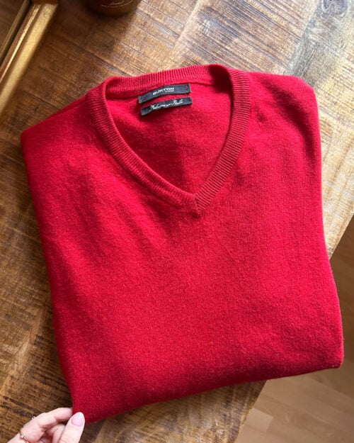 Burton of London Cashmere Pullover in Rot, gefaltet auf Holztisch. Preloved und kuratiert.