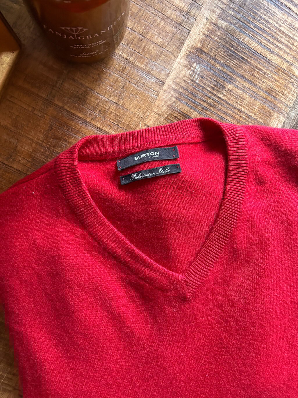 Burton of London Cashmere Pullover in Rot, gefaltet auf Holztisch. Preloved und kuratiert.