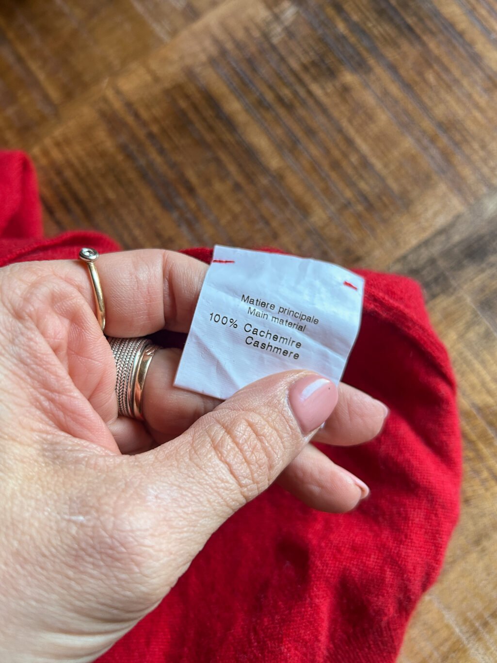 Burton of London Cashmere Pullover in Rot, gefaltet auf Holztisch. Preloved und kuratiert.