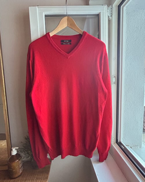 Burton of London Cashmere Pullover in Rot, an Kleiderb&uuml;gel aufgeh&auml;ngt. Preloved und kuratiert.