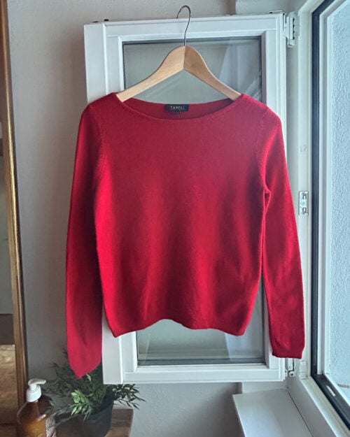Secondhand Cashmere Pullover in Rot von Caroll. Auf Kleiderb&uuml;gel aufgeh&auml;ngt.