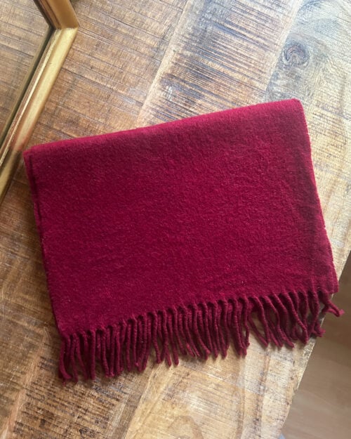 EMMANUELLE KHANH PARIS CASHMERE SCHAL BORDEAUX-1 Weinroter Cashmere Schal, preloved von Emmanuelle Khanh. Gefaltet auf Holztisch.