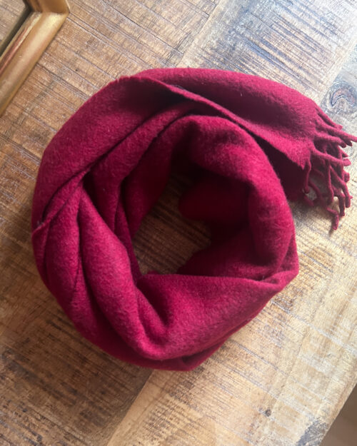 Weinroter Cashmere Schal, preloved von Emmanuelle Khanh. Gefaltet auf Holztisch.
