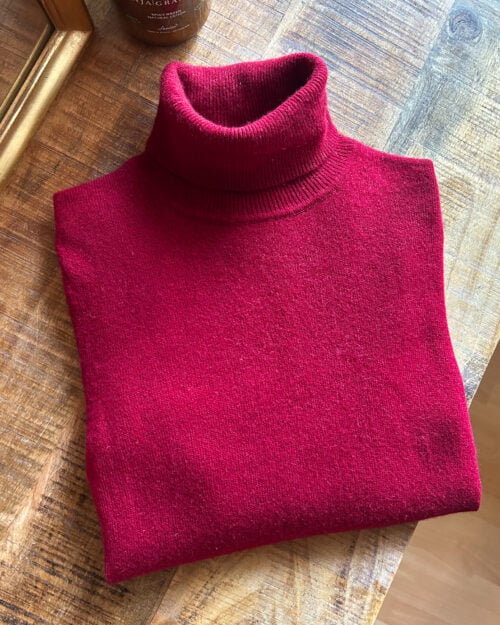 Eric Bompard 100% Cashmere Rollkragen Pullover in Himbeerrot. Preloved. Gefaltet auf Holztisch.
