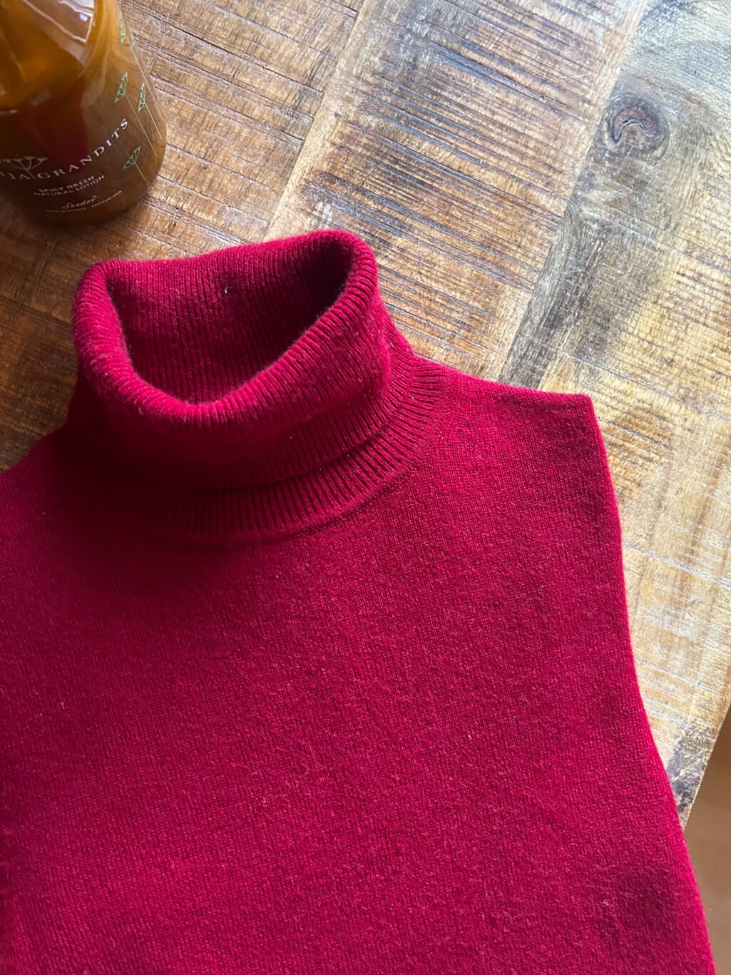 Eric Bompard 100% Cashmere Rollkragen Pullover in Himbeerrot. Preloved. Gefaltet auf Holztisch.