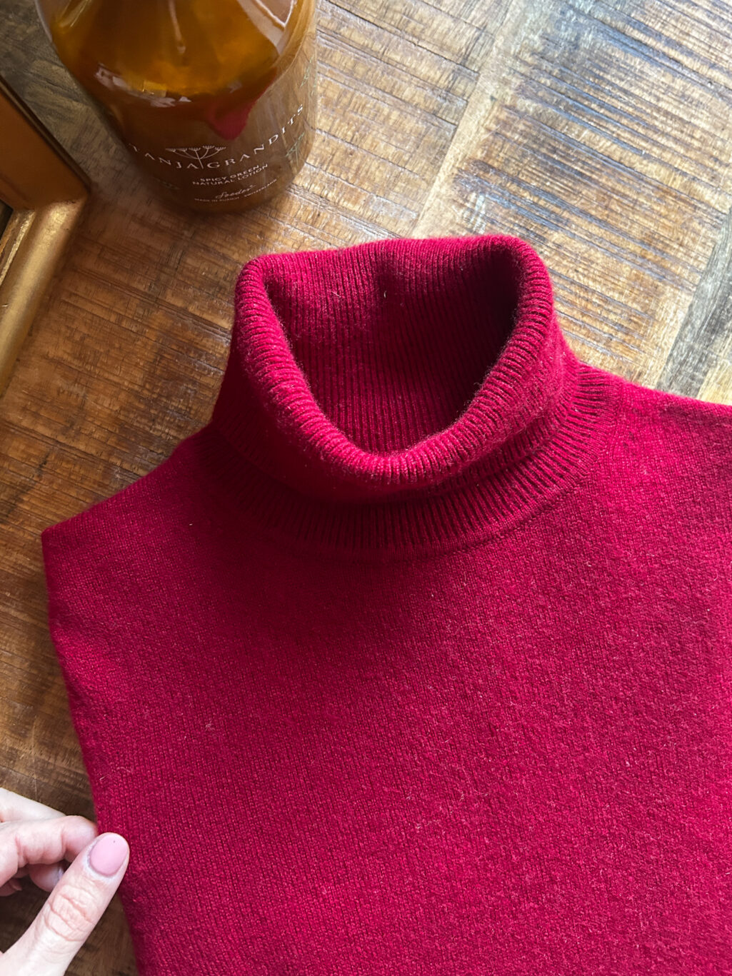 Eric Bompard 100% Cashmere Rollkragen Pullover in Himbeerrot. Preloved. Gefaltet auf Holztisch.