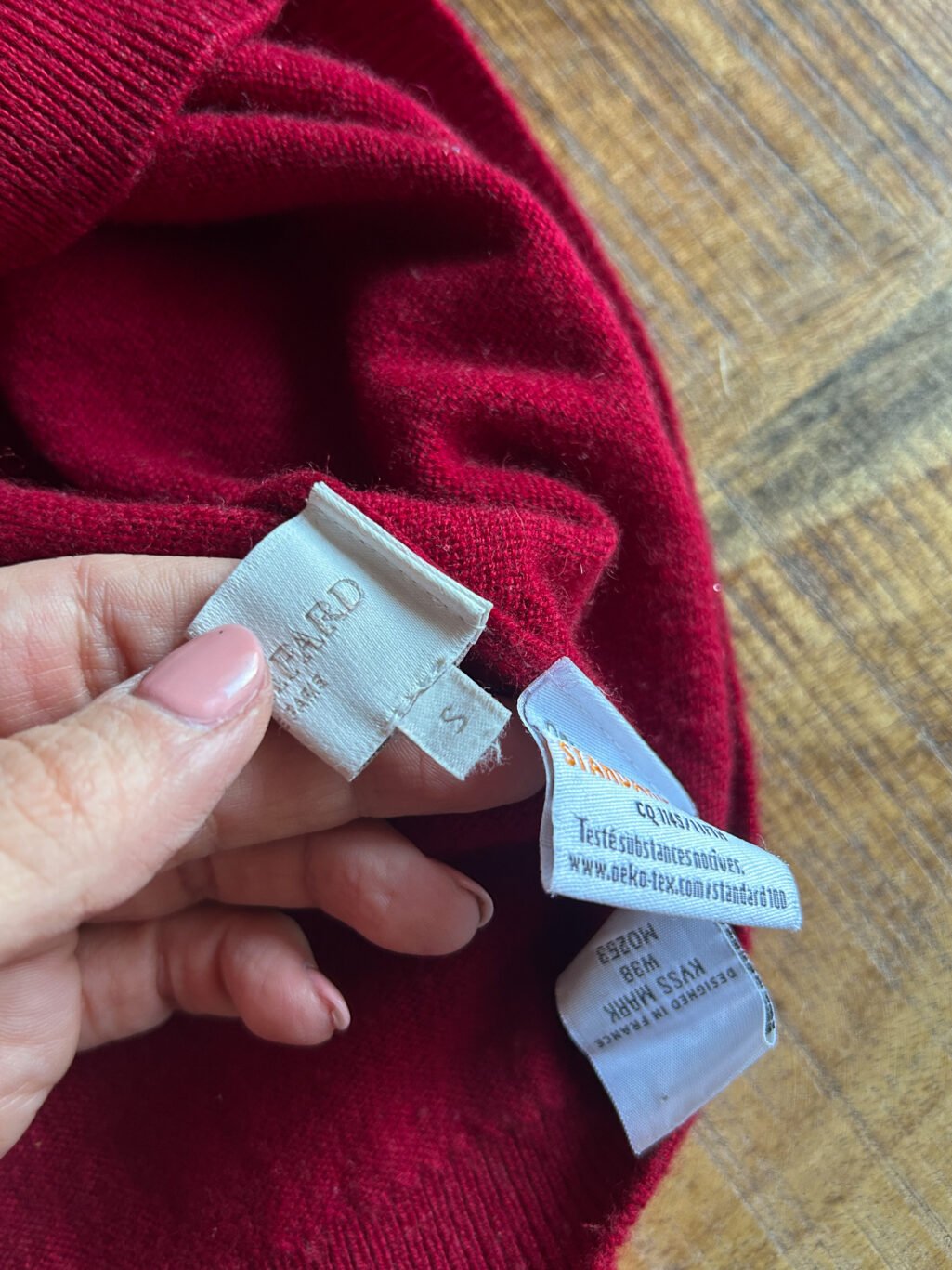 Eric Bompard 100% Cashmere Rollkragen Pullover in Himbeerrot. Preloved. Gefaltet auf Holztisch.