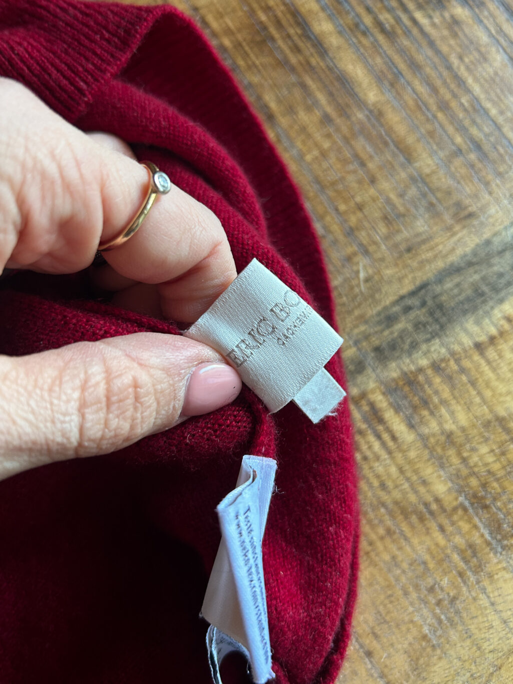 Eric Bompard 100% Cashmere Rollkragen Pullover in Himbeerrot. Preloved. Gefaltet auf Holztisch.