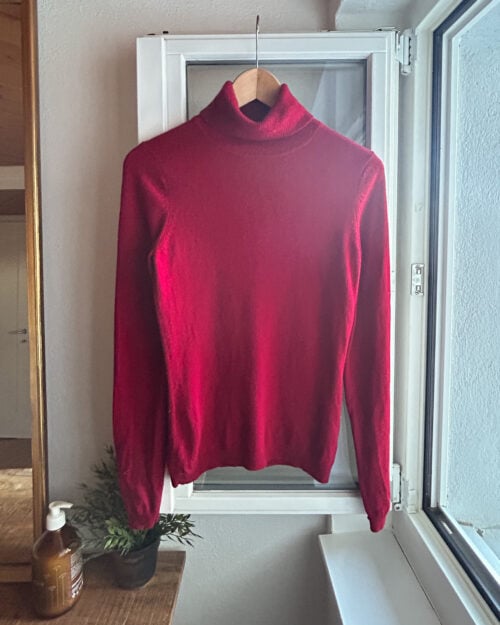Eric Bompard 100% Cashmere Rollkragen Pullover in Himbeerrot. Preloved. An Kleiderb&uuml;gel aufgeh&auml;ngt.