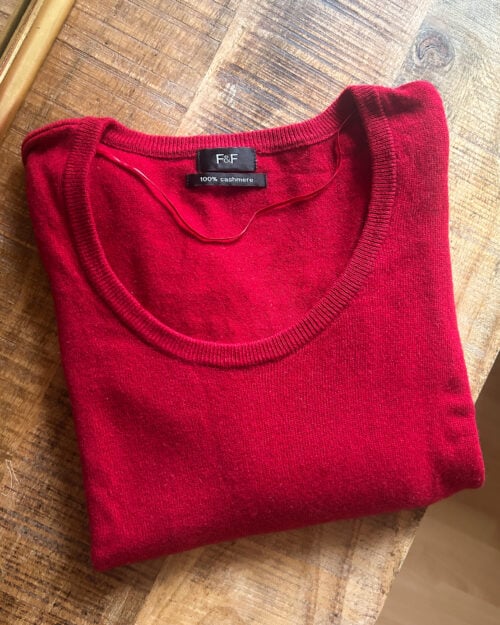 F+F Cashmere Pullover in Rot, preloved und gepflegt. Gefaltet auf Holztisch.