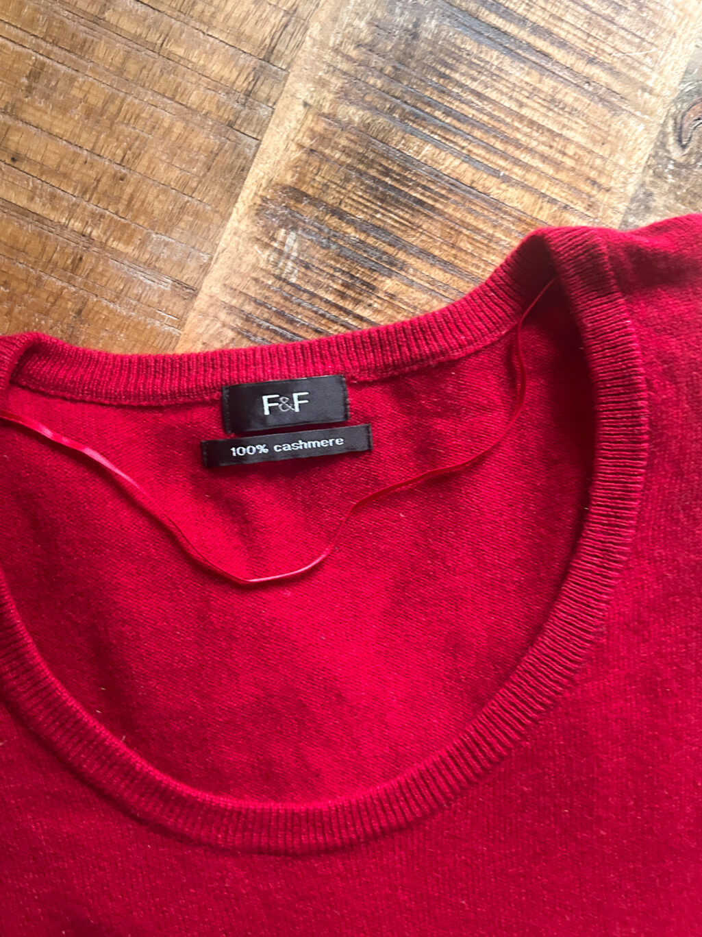 F+F Cashmere Pullover in Rot, preloved und gepflegt. Gefaltet auf Holztisch.