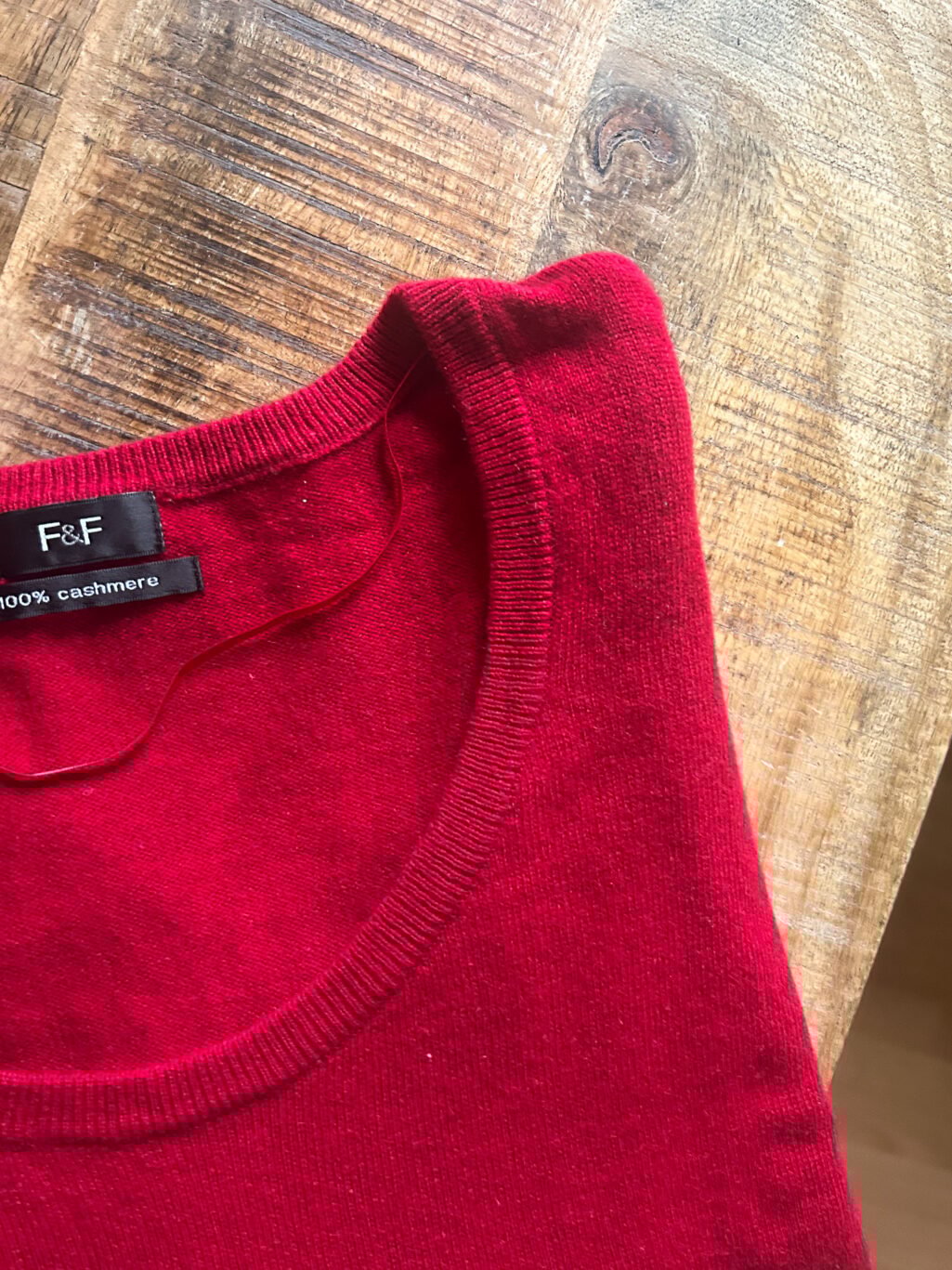 F+F Cashmere Pullover in Rot, preloved und gepflegt. Gefaltet auf Holztisch.