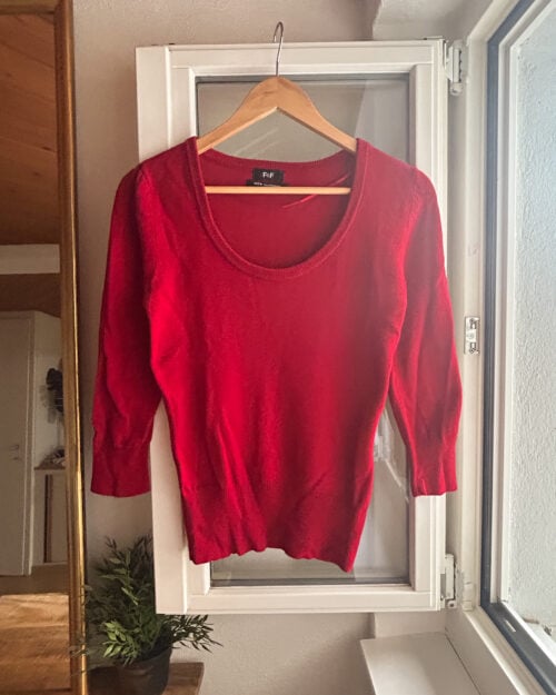 F+F Cashmere Pullover in Rot, preloved und gepflegt. H&auml;ngend an Kleiderb&uuml;gel.
