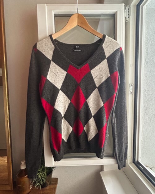 F&F Secondhand Cashmere Pullover mit Rautenmuster, aufgeh&auml;ngt an Kleiderb&uuml;gel.