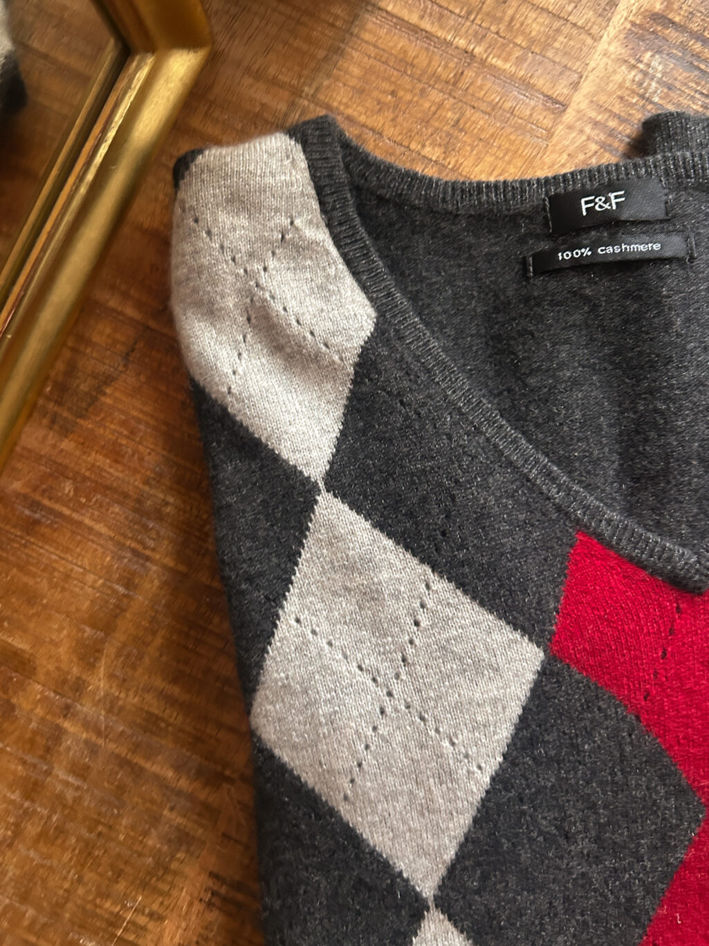 F&F Secondhand Cashmere Pullover mit Rautenmuster, gefaltet auf Tisch.