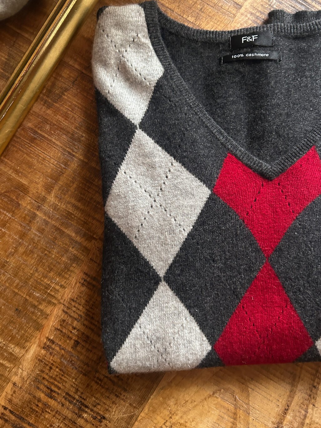 F&F Secondhand Cashmere Pullover mit Rautenmuster, gefaltet auf Tisch.