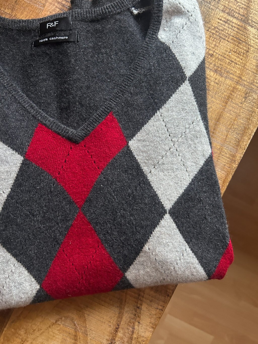 F&F Secondhand Cashmere Pullover mit Rautenmuster, gefaltet auf Tisch.