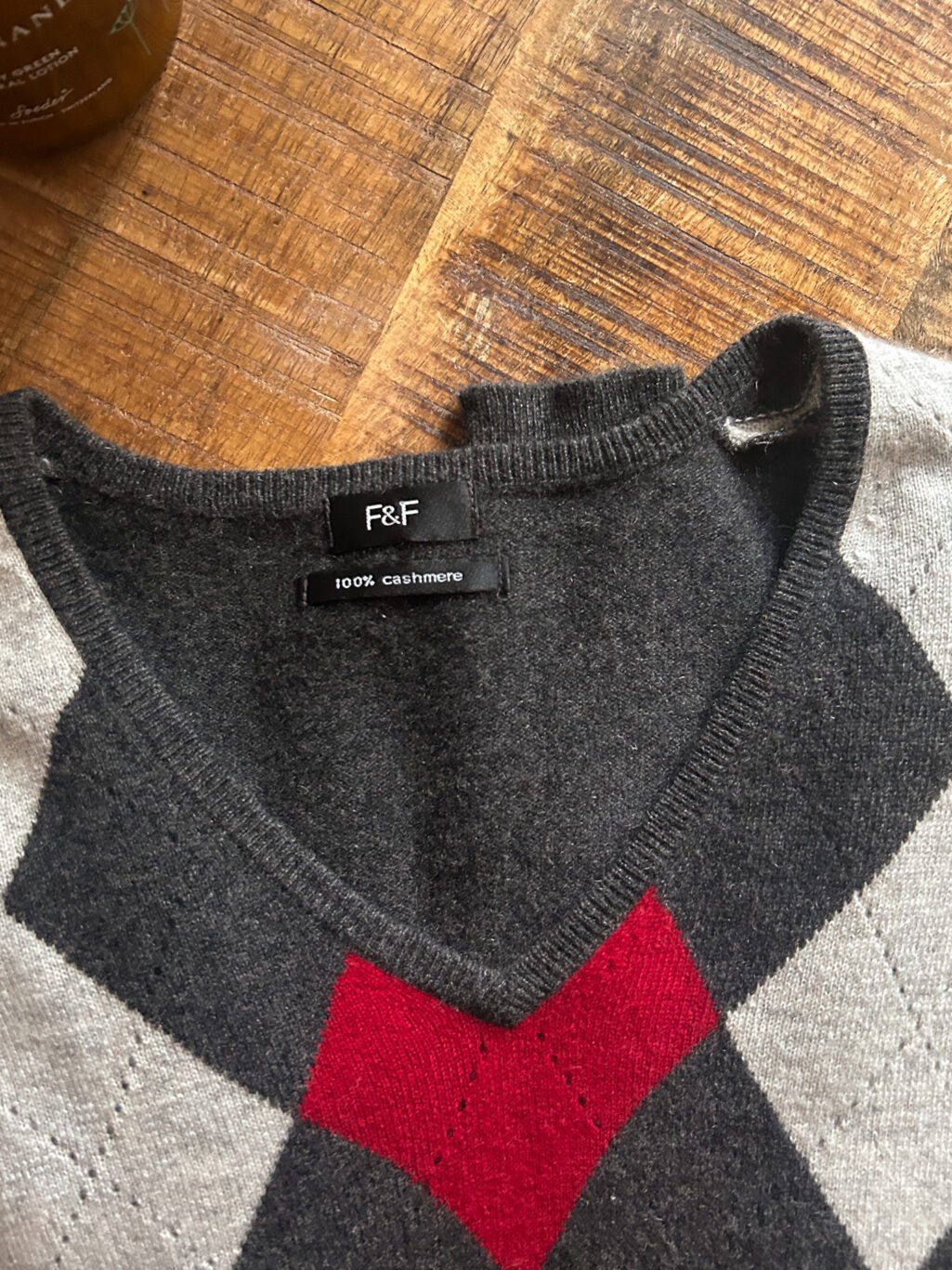 F&F Secondhand Cashmere Pullover mit Rautenmuster, gefaltet auf Tisch.
