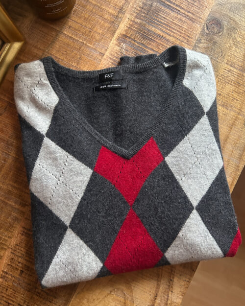 F&F Secondhand Cashmere Pullover mit Rautenmuster, gefaltet auf Tisch.